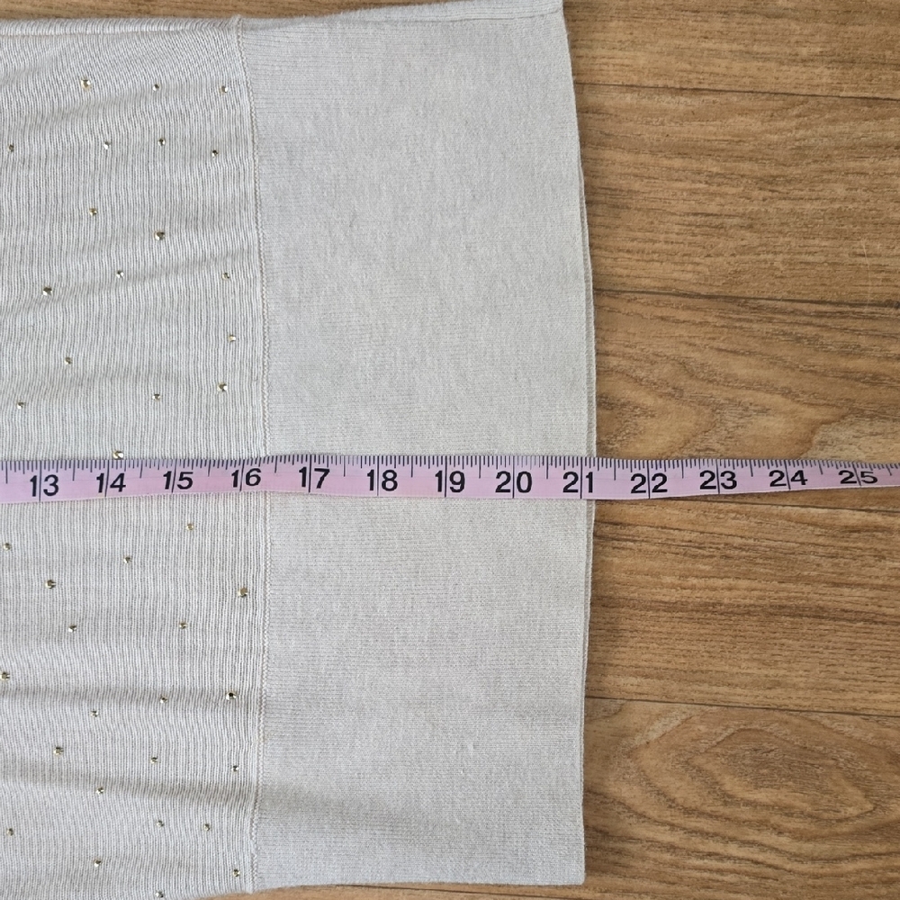 White House Black Market Cream V-Neck Sweater - Picture 6 of 8